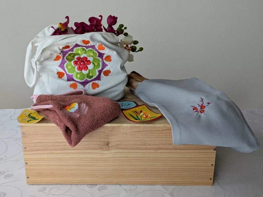 Photo d'exemples de broderies faite à la machine par Nanie brode